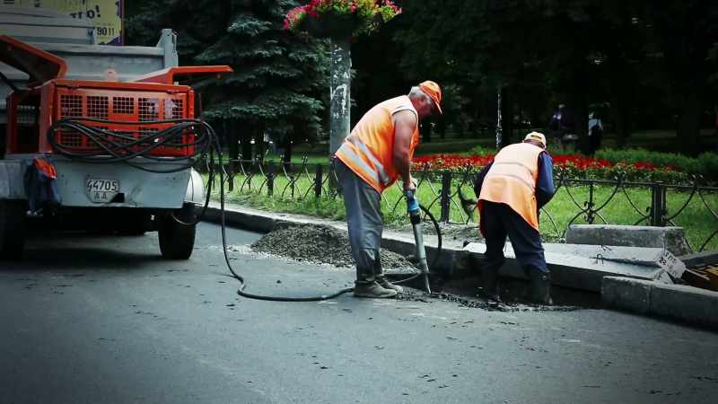 Narrator: AGING SOVIET-ERA PIPEWORK CRISSCROSSES THE CITY