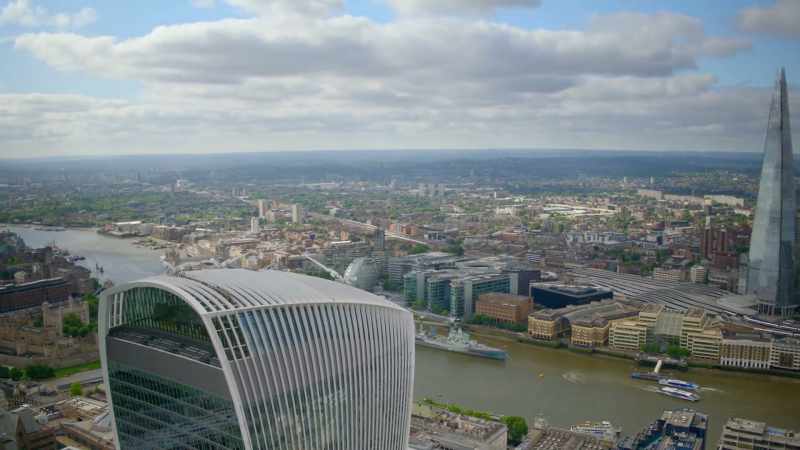 NARRATOR: As London's daredevil window cleaners climb down from their rig