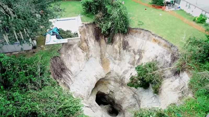 [narrator] But what had caus this huge sinkhole to open u