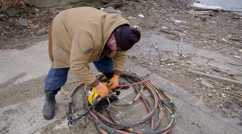 [narrator] Damage to the half inch wide oxygen hose