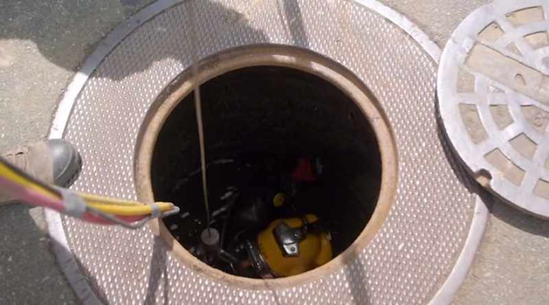 [narrator] Don dips his head below the surface