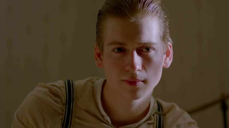 � [Narrator] In 1921, Farnsworth has his head