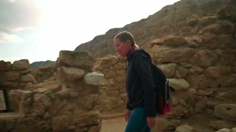 Narrator: Jodi wants to make a connection between qumran