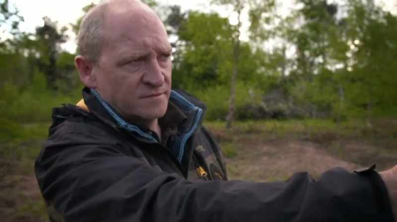 Narrator: Len uses a speed radar gun