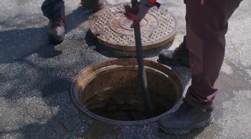 [narrator] Next, the hose is threaded along the pipe