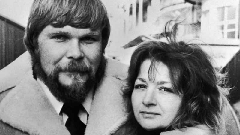 NARRATOR: That same year, George and Kathy Lutz connect