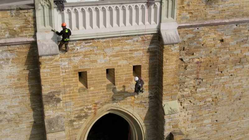 NARRATOR: The climbers methodically work their way down the walls