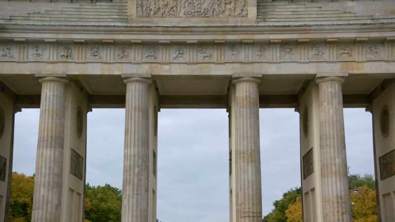 Narrator: The new brandenburg gate