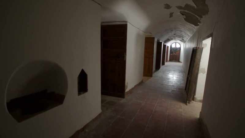 Narrator: The rooms within villa winter