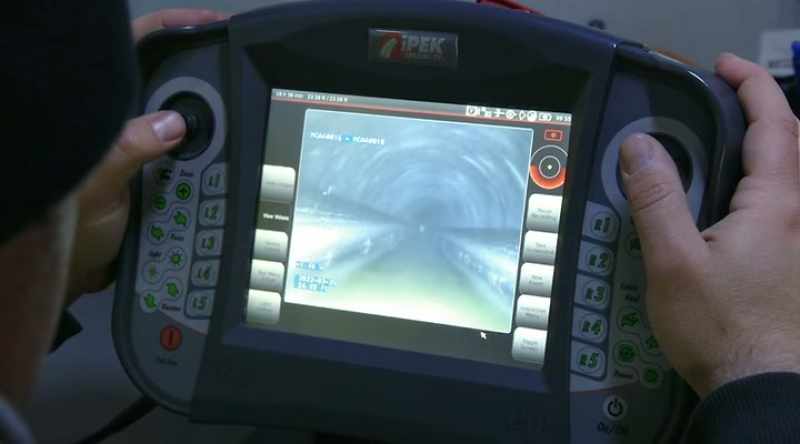 [narrator] The ROV rolls along for a hundred feet