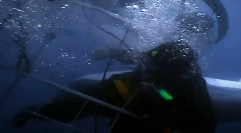 NARRATOR: The second diver tries the same