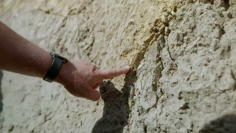 [narrator] The team found several examples of this liquefaction layer
