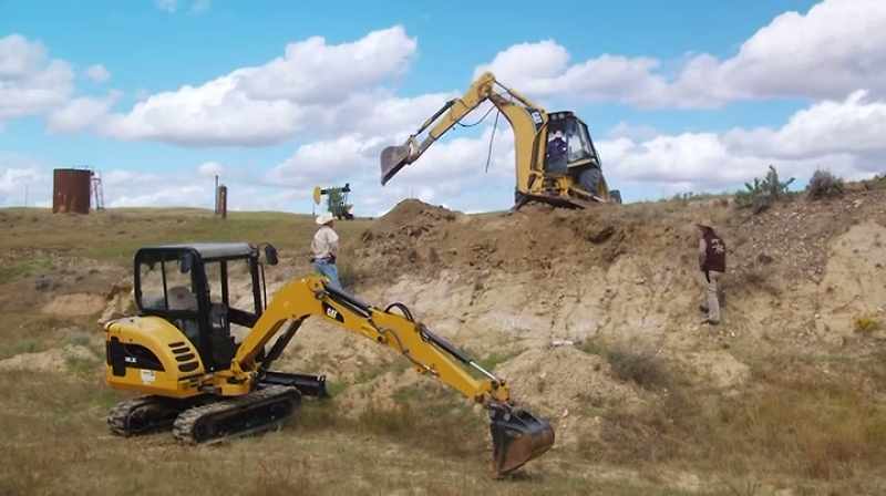 Narrator: THEY'RE ATTACKING THE HILL WITH TWO DIFFERENT HEAVY MACHINES