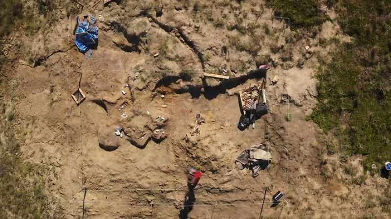 Narrator: THIS IS CLINTON'S FIRST BIG THEROPOD