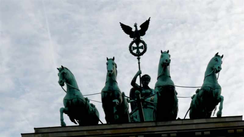 Narrator: To celebrate the statue's victorious return