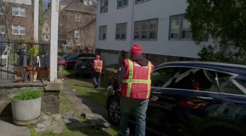 [narrator] Undeterred, Ramone heads outside in search of
