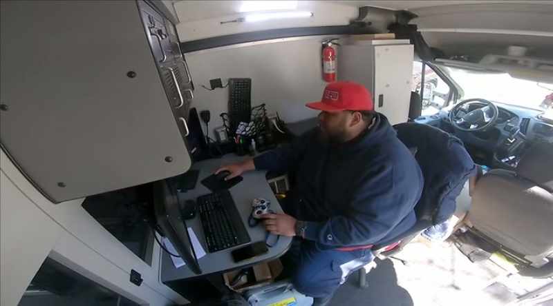 [narrator] With the ROV back in the line, Bully takes over