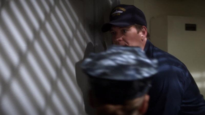 NCIS! Stay back!
