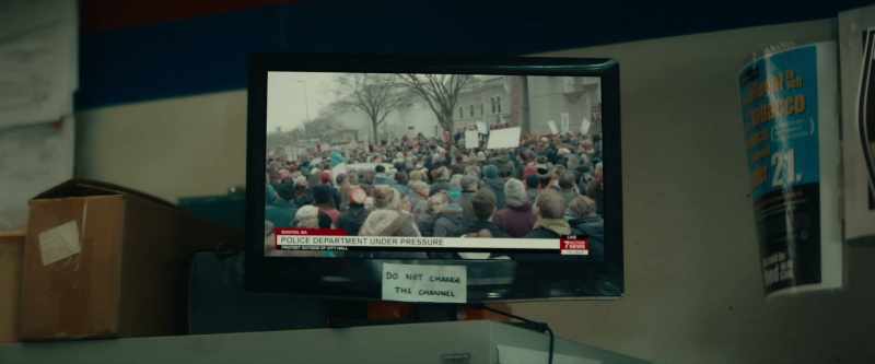 [Newscaster] City Hall today, a protest