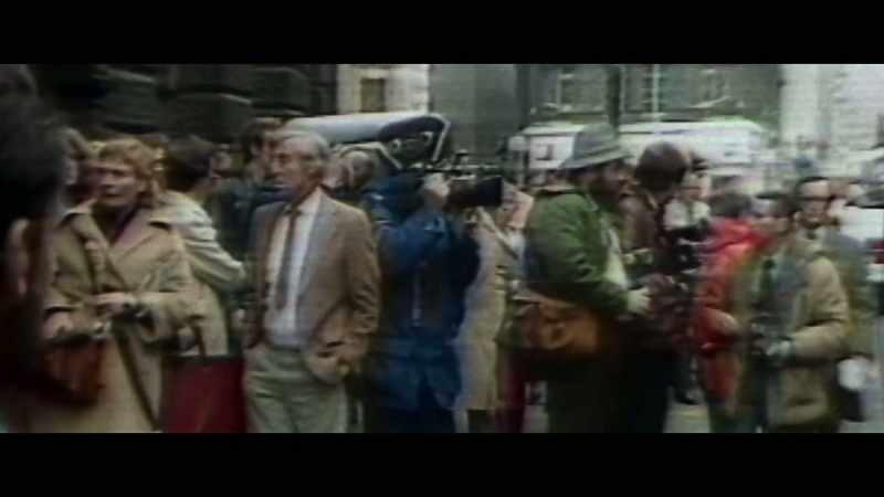 [newscaster speaking French]