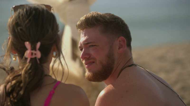 [Nikki off screen] Identical twins Ceara and Cameron's beach dates