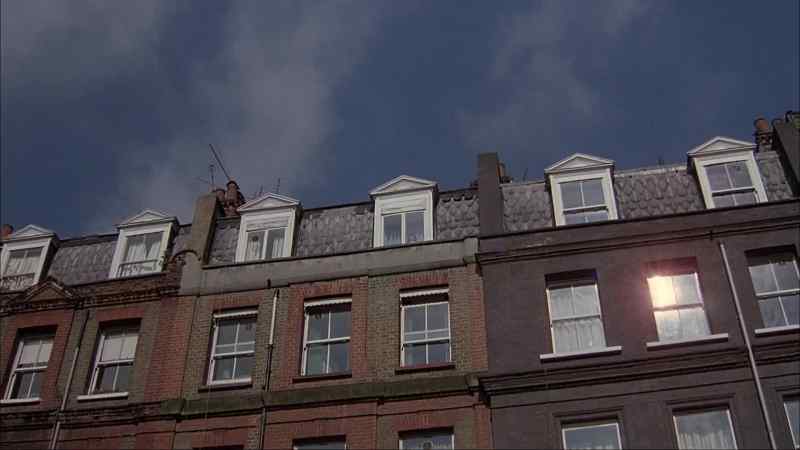 No‎, Lucy‎! Don't open the window‎!