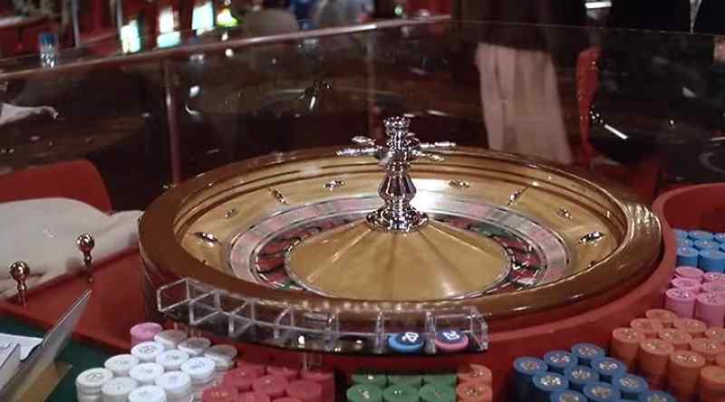 No more bets. - Here comes Mr. Lucky