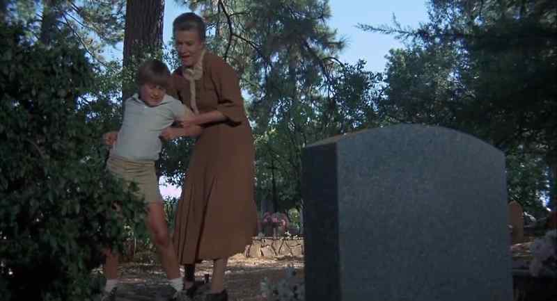 Now, child, tell me what you see. - No, no!