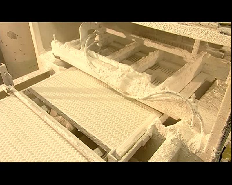 NOZZLES INJECT THE SUGAR-AND-STARCH MIX
