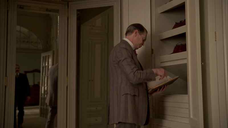 Nucky, we have an emergency. There's a reporter calling