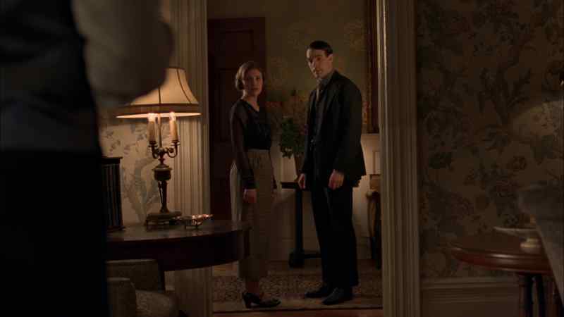 Nucky: There's a bulb out in the kitchen