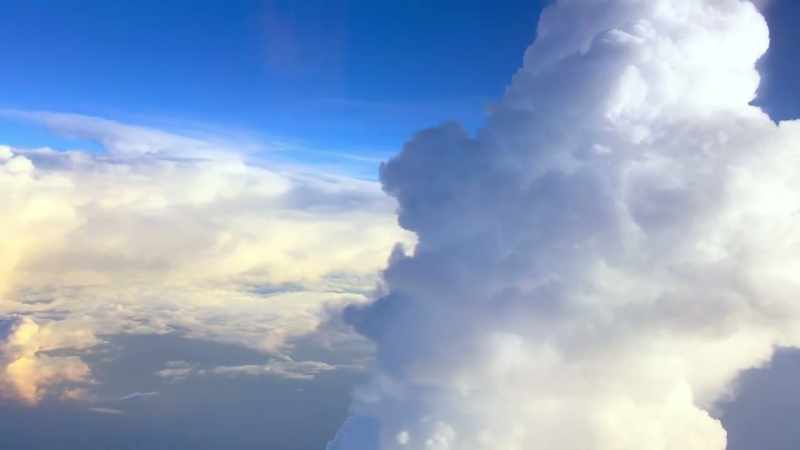 O mundo é tranquilo lá em cima, visto do avião