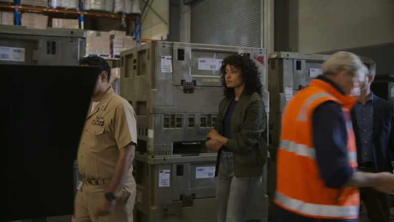[Officer] A ship arrives at port