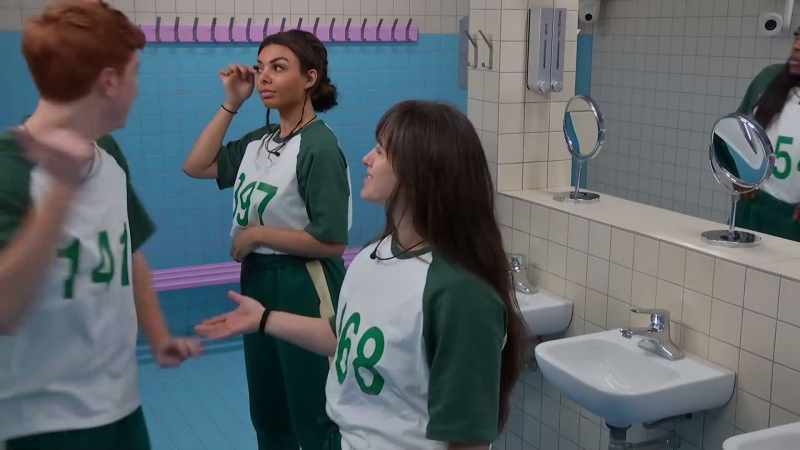 Oh my God, this is dope. This is trippy. There's a mirror!