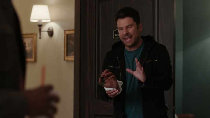Oh, my God! It's... it's a human hand