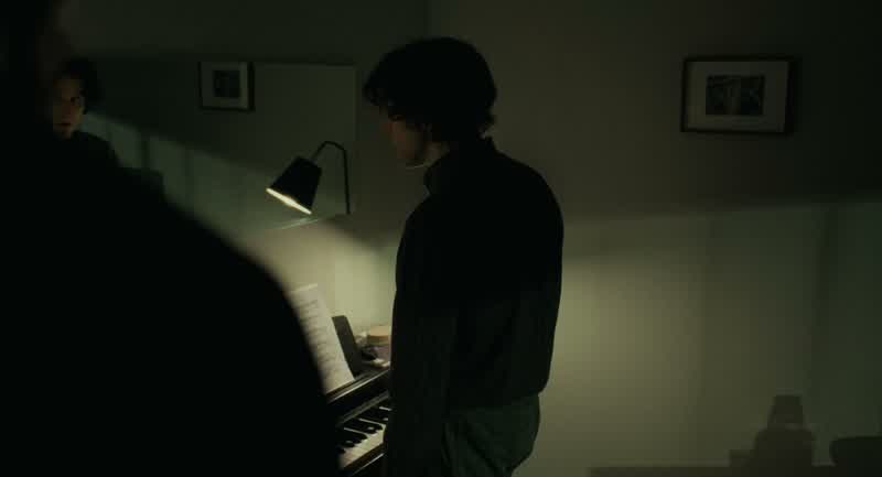 Oh... I didn't think you'd have a piano. - No? - No