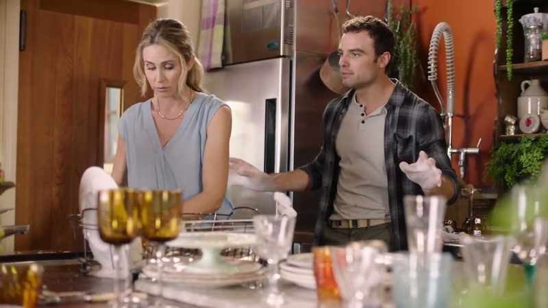 Oh, loose the tablecloth