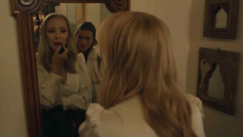 Oh, she's going with a bold lip tonight. I like it