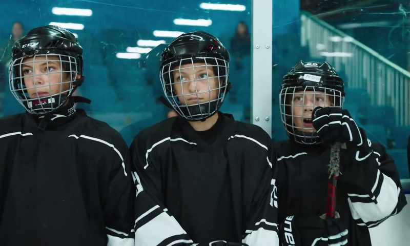 OK, guys, don't forget to bend your knees and to control your stick