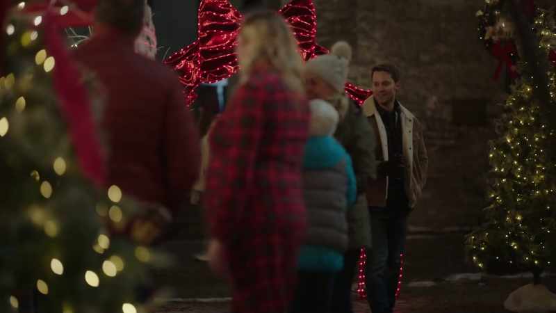 Okay, so, I see garlands with tinsel