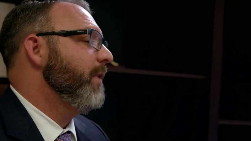 Omdat hij werkelijk gelooft dat er een risico bestaat op