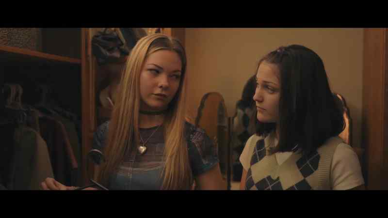 [♪ ominous music playing] - [Reena] You could