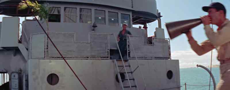 On the endboat, watch it!