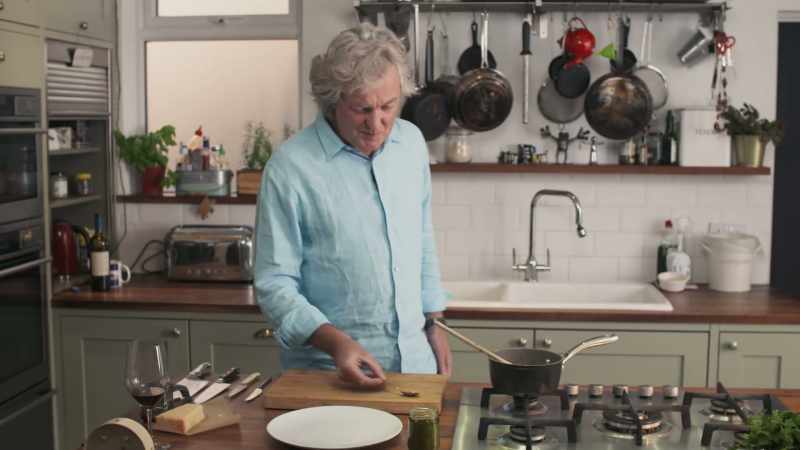 On the toast, we are going to spread pesto