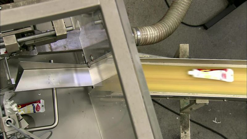 ONCE CLOSED, THE MACHINE EJECTS THE TUBES