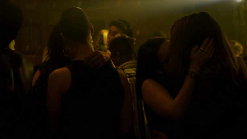 �� One, two, three, chicka fake ID ♪