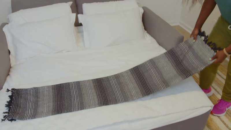 Ooh, these are nice pillows. -[Ati] These are good
