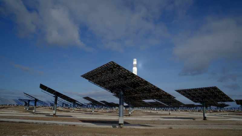 Over 92,000 mirrors are mounted on motorized platforms