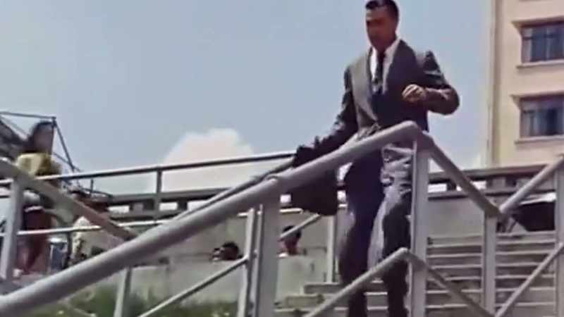 pada dasarnya, Bruce Lee memerankan dirinya