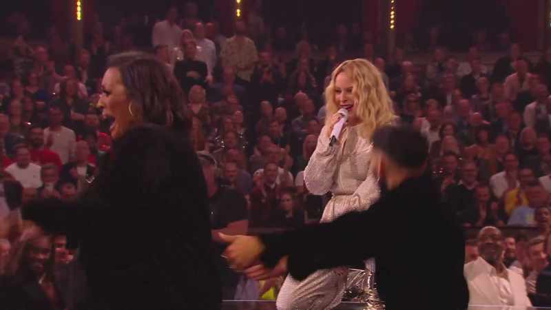Padam, padam... # KYLIE GASPS